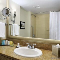 Отель Hilton Vancouver Metrotown Канада, Бурнаби - отзывы, цены и фото номеров - забронировать отель Hilton Vancouver Metrotown онлайн ванная