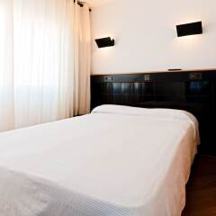 Отель Hostal Athenas комната для гостей фото 5