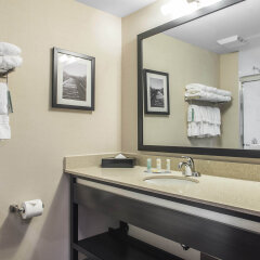 Отель Quality Inn & Suites Канада, Кингстон - отзывы, цены и фото номеров - забронировать отель Quality Inn & Suites онлайн ванная фото 2
