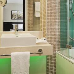 Отель Holiday Inn London Commercial Road ванная