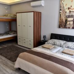 Апартаменты Corvin Point Rooms and Apartments комната для гостей фото 7