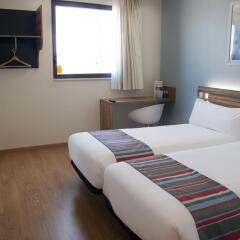 Отель Travelodge Barcelona Poblenou Стандартный номер с различными типами кроватей фото 9