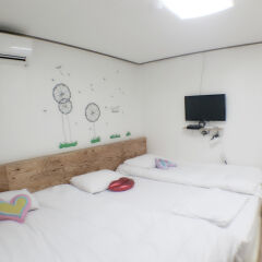 Отель Gana Myongdong Guesthouse комната для гостей