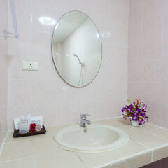 Отель Karon Sunshine Guesthouse & Bar ванная фото 2