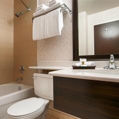 Отель BEST WESTERN PLUS Carlton Plaza Hotel Канада, Виктория - отзывы, цены и фото номеров - забронировать отель BEST WESTERN PLUS Carlton Plaza Hotel онлайн ванная фото 2