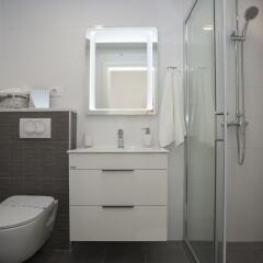 Отель Central Old Town Rooms ванная