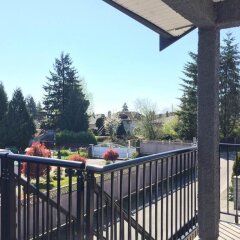 Отель Lily's Guesthouse Канада, Бурнаби - отзывы, цены и фото номеров - забронировать отель Lily's Guesthouse онлайн балкон
