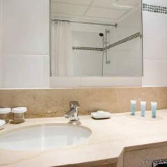 Отель Hilton London Kensington ванная фото 2