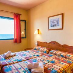 Отель Apartamentos Cabo Baños Испания, Кала-эн-Форкат - отзывы, цены и фото номеров - забронировать отель Apartamentos Cabo Baños онлайн комната для гостей фото 2
