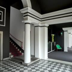 Отель Room Mate Luca сейф в номере