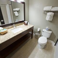 Отель Best Western Airport Inn & Suites ванная фото 2