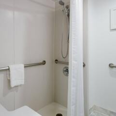 Отель Hampton Inn Manhattan Chelsea США, Нью-Йорк - отзывы, цены и фото номеров - забронировать отель Hampton Inn Manhattan Chelsea онлайн ванная фото 2