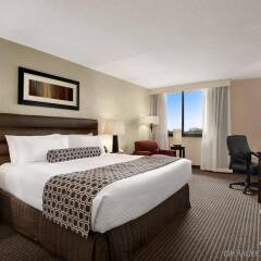 Отель Crowne Plaza Columbus North- Worthington США, Колумбус - отзывы, цены и фото номеров - забронировать отель Crowne Plaza Columbus North- Worthington онлайн комната для гостей фото 2