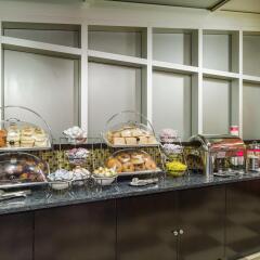 Отель Hampton Inn Manhattan/Times Square South США, Нью-Йорк - отзывы, цены и фото номеров - забронировать отель Hampton Inn Manhattan/Times Square South онлайн питание фото 3