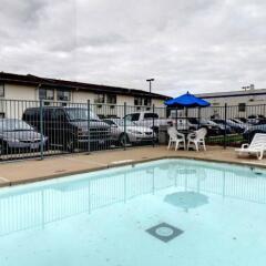 Отель Econo Lodge Saint Louis США, Сент-Луис - отзывы, цены и фото номеров - забронировать отель Econo Lodge Saint Louis онлайн бассейн фото 2