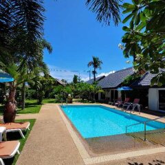 Phuket Airport Hotel бассейн
