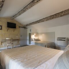 Отель Auberge de la Commanderie Франция, Сент-Эмильон - отзывы, цены и фото номеров - забронировать отель Auberge de la Commanderie онлайн удобства в номере