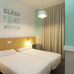Ramblas by Pillow Hostel - Adults only комната для гостей