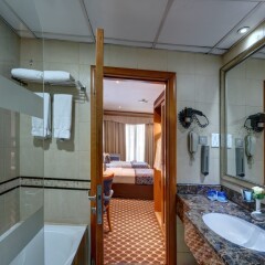 Отель Golden Tulip Al Barsha ванная фото 2