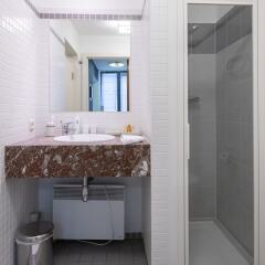 Отель Sweet Inn Apartments Sablons Бельгия, Брюссель - отзывы, цены и фото номеров - забронировать отель Sweet Inn Apartments Sablons онлайн ванная фото 2
