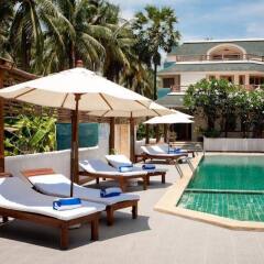 Отель Tanaosri Resort бассейн