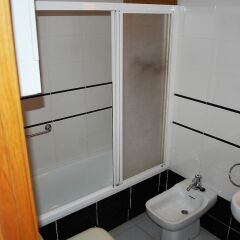Отель Apartamento 2165 - Mar I Neu 2-6 Испания, Курорт Росес - отзывы, цены и фото номеров - забронировать отель Apartamento 2165 - Mar I Neu 2-6 онлайн ванная
