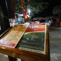 Bar-B-Barn Beach Hotel гостиничный бар