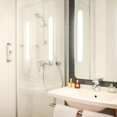 Отель ibis Paris 17 Clichy-Batignolles - formerly Berthier Франция, Париж - 10 отзывов об отеле, цены и фото номеров - забронировать отель ibis Paris 17 Clichy-Batignolles - formerly Berthier онлайн ванная