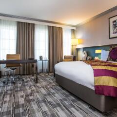 Отель Crowne Plaza London - The City сейф в номере