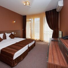 Отель Family Hotel Coral Болгария, Поморие - отзывы, цены и фото номеров - забронировать отель Family Hotel Coral онлайн комната для гостей фото 3