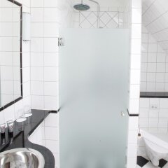 Отель Mayfair Hotel Tunneln Швеция, Мальме - отзывы, цены и фото номеров - забронировать отель Mayfair Hotel Tunneln онлайн ванная фото 2