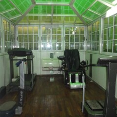 Отель SDM Tavern and Suites фитнесс-зал фото 3