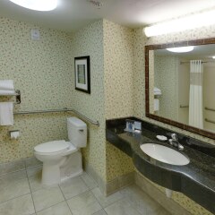 Отель Hampton Inn & Suites Columbus Polaris Колумбус ванная фото 2