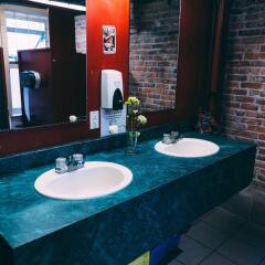 Отель The Cambie Hostel Seymour Канада, Ванкувер - отзывы, цены и фото номеров - забронировать отель The Cambie Hostel Seymour онлайн ванная фото 2