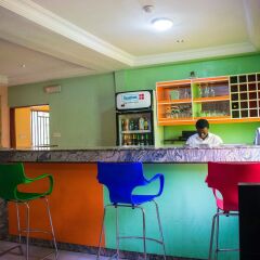 Отель 1st Delightsome House and Suites гостиничный бар