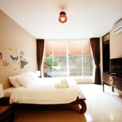 Отель Feung Nakorn Balcony Rooms & Cafe Бангкок комната для гостей