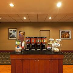 Отель Hampton Inn New York - LaGuardia Airport США, Нью-Йорк - отзывы, цены и фото номеров - забронировать отель Hampton Inn New York - LaGuardia Airport онлайн питание фото 2