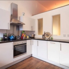 Отель Beautiful 2 Bed Duplex w/ Mezzanine in City Centre в номере