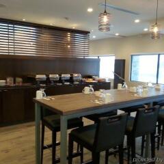 Отель Holiday Inn Calgary-Airport Канада, Калгари - отзывы, цены и фото номеров - забронировать отель Holiday Inn Calgary-Airport онлайн в номере
