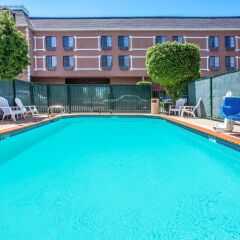 Отель Ramada by Wyndham Chatsworth США, Лос-Анджелес - отзывы, цены и фото номеров - забронировать отель Ramada by Wyndham Chatsworth онлайн бассейн