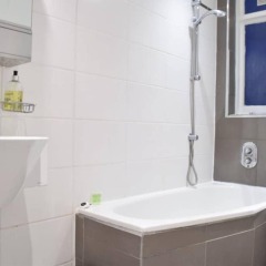Отель Kensington 1 Bedroom Flat With Terrace ванная