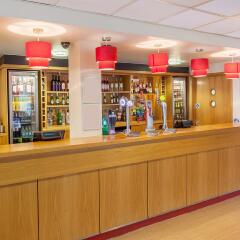 Отель Travelodge Heathrow Terminal 5 гостиничный бар