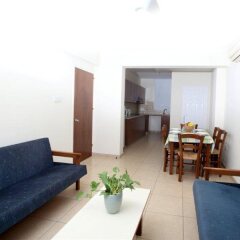 Апартаменты Captain Karas Holiday Apartments комната для гостей фото 5