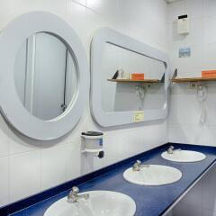Отель Itaca Hostel Barcelona Испания, Барселона - отзывы, цены и фото номеров - забронировать отель Itaca Hostel Barcelona онлайн ванная