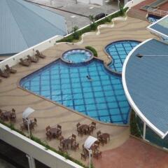 Отель 1 Borneo Tower B Service Condominiums бассейн