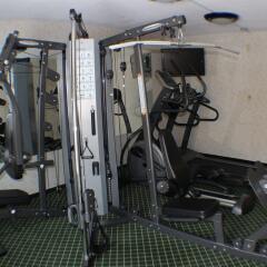 Отель All Seasons Inn and Suites фитнесс-зал