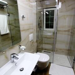 Отель Capital Tirana Hotel Албания, Тирана - отзывы, цены и фото номеров - забронировать отель Capital Tirana Hotel онлайн ванная