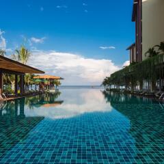 Отель Dusit Princess Moonrise Beach Resort бассейн