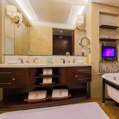 Отель The Ritz-Carlton, Shenzhen Китай, Шэньчжэнь - отзывы, цены и фото номеров - забронировать отель The Ritz-Carlton, Shenzhen онлайн ванная