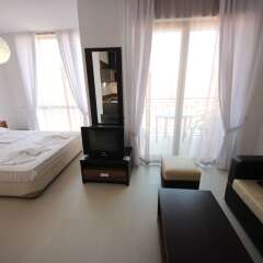 Апартаменты Menada Rainbow Apartments Солнечный берег комната для гостей фото 9